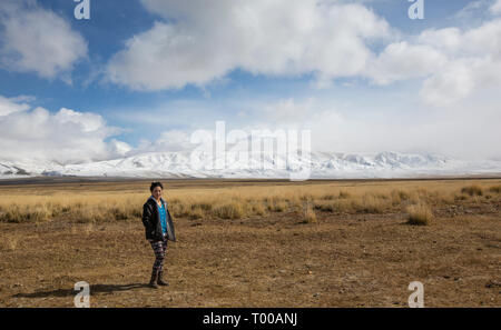 Bayan Olgii, Mongolei, 29. September 2015: Mongoilian kasachischen Nomadin in der Landschaft der westlichen Mongolei Stockfoto