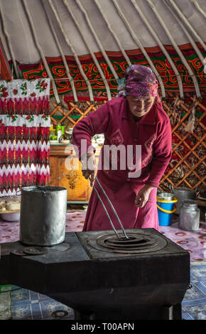 Bayan Olgii, Mongolei, 29. September 2015: Mongoilian kasachischen Nomadin kochen in Ihrem Haus Jurte Stockfoto