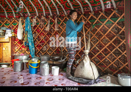 Bayan Olgii, Mongolei, 29. September 2015: Mongoilian kasachischen Nomadin Käseherstellung in Ihrem Haus Jurte Stockfoto