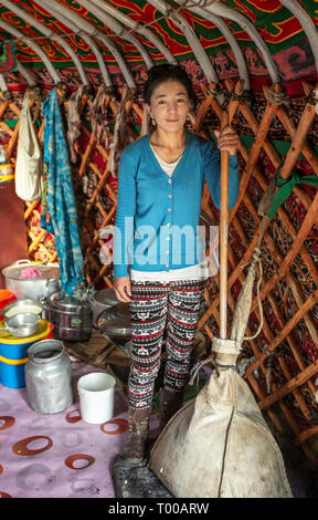 Bayan Olgii, Mongolei, 29. September 2015: Mongoilian kasachischen Nomadin Käseherstellung in Ihrem Haus Jurte Stockfoto