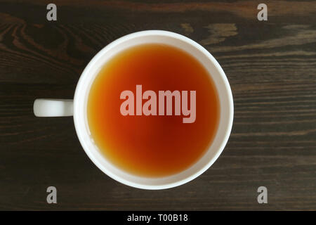 Blick von oben auf die Geröstete Gerste Kaffee oder Japanischen Mugicha auf Dunkelbraunen hölzernen Tisch Stockfoto