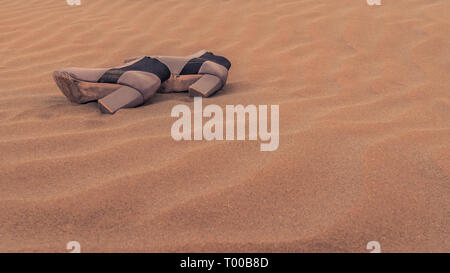 Ein paar der verlorenen Frauen Schuhe auf dem Sand in den Dünen Stockfoto