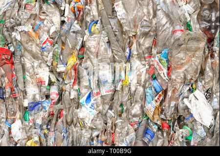 Plastikflaschen in extrudierter Form in einer Anlage für die Verarbeitung von Rohstoffen. Stockfoto