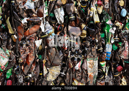 Plastikflaschen in extrudierter Form in einer Anlage für die Verarbeitung von Rohstoffen. Stockfoto