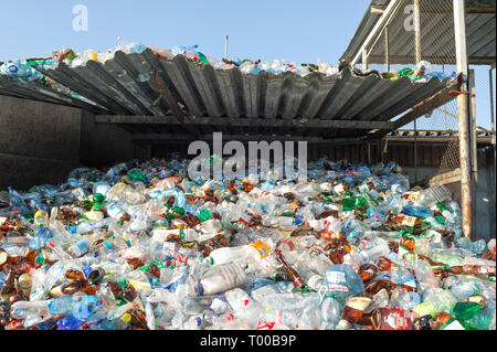 Plastikflaschen in einer Fabrik für die Verarbeitung von Sekundärrohstoffen. Stockfoto