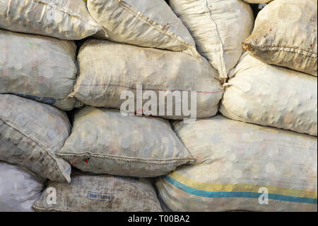 Weiß Beutel mit Kunststoff Flaschenverschlüsse beim Recycling der Abfälle. Stockfoto