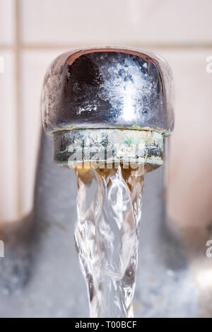 Vertikale Makro Foto eines Tippen mit Wasser stark fließenden unter hohem Druck Stockfoto