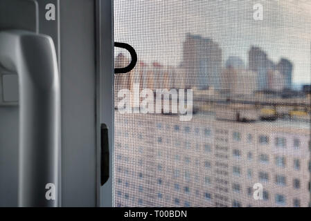 Fenster mit einem Moskitonetz Insekten und Wanzen zu verhindern, wie Fliegen, Mücken, Bienen oder Wespen in Stockfoto