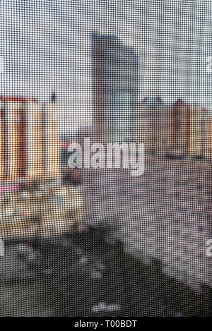 Fenster mit einem Moskitonetz Insekten und Wanzen zu verhindern, wie Fliegen, Mücken, Bienen oder Wespen in Stockfoto