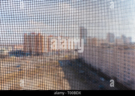 Fenster mit einem Moskitonetz Insekten und Wanzen zu verhindern, wie Fliegen, Mücken, Bienen oder Wespen in Stockfoto