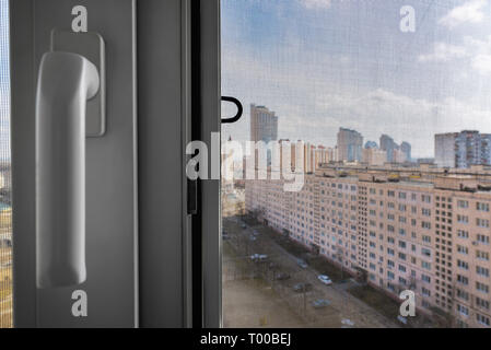 Fenster mit einem Moskitonetz Insekten und Wanzen zu verhindern, wie Fliegen, Mücken, Bienen oder Wespen in Stockfoto