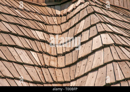 Dach aus Holz Fliesen unter der Sonne. Dieses typisch Ukrainische und russische Struktur schafft eine schöne Textur als Hintergrund verwenden Stockfoto