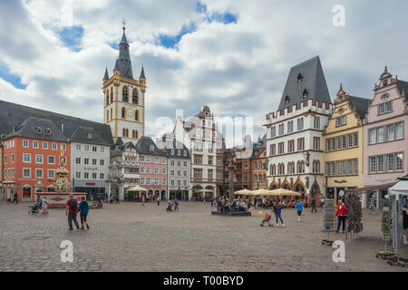 Editorial: Trier, Rheinland - Pfalz, Deutschland, 2. September 2018 - viele Touristen und Ausflügler auf dem zentralen Markt in Trier Bummeln Stockfoto