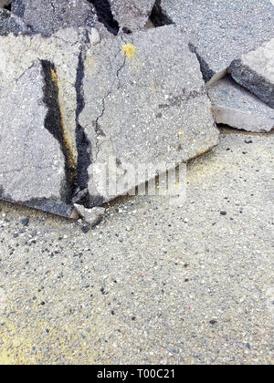 Risse im Asphalt Stück Hintergrund - Konzept Bild Stockfoto