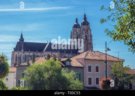 Seite Blick auf die Basilika von Saint-Nicolas-de-Port. Einer der Türme ist höher als die der Kathedrale Notre-Dame in Paris! Stockfoto