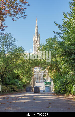 Blick aus dem Park de La Pepiniere mit der Basilika Saint Epvre Stockfoto