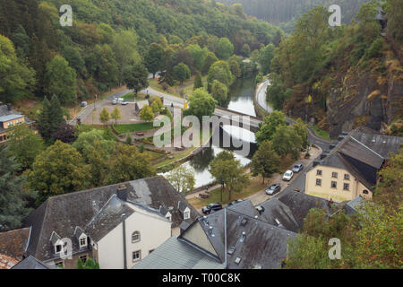 Das Dorf von Esch-sur-Sure mit der Brücke über die Sauer von der Burg gesehen, dominiert das Dorf Stockfoto