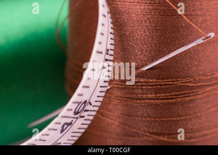 Werkzeuge zum Nähen und Basteln Ausrüstung.. Nähen Werkzeuge - Haspel mit Faden und Nadel. Stockfoto