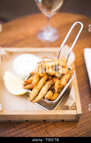 Whitebait in mini Pan, mit Remoulade und Zitrone serviert. Stockfoto