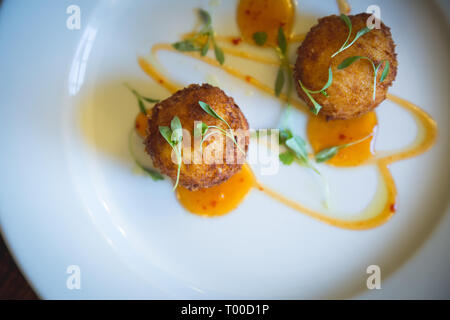 Fishcakes serviert mit Sweet Chili Sauce Stockfoto