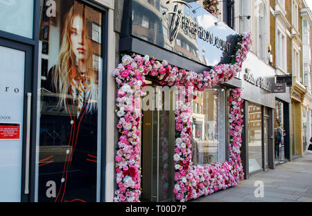 LONDON, GROSSBRITANNIEN, 11. MÄRZ 2019: Store Fronten im eleganten Chelsea sind im Zentrum von London sind mit Blumenarrangement eingerichtet Stockfoto