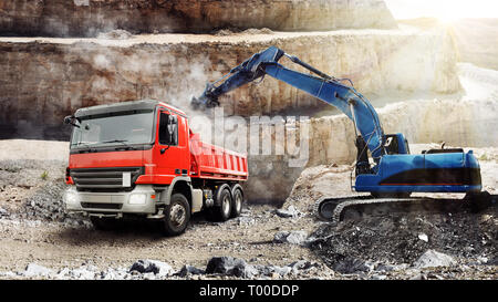 Bagger geladen wird ein Dump Truck in der Mine Stockfoto