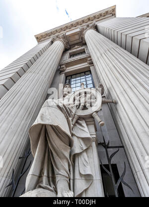 Architektonische Statue im Four Seasons Hotel London bei 10 Trinity Square. Stockfoto