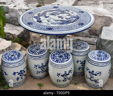 Antikes China Keramik Bank Und Tisch Mit Traditionellen Blauen