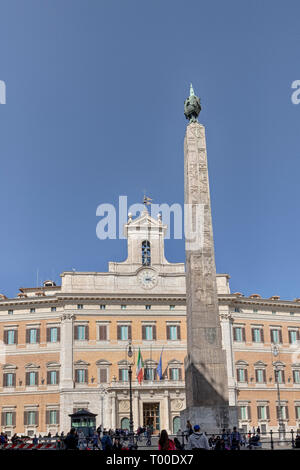 Rom, Italien, 03. März 2019: Blick auf die Fassade des Palazzo Montecitorio, der Heimat der Abgeordnetenkammer der Italienischen Republik. Stockfoto