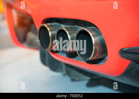Roten Sportwagen Auspuff. Stockfoto