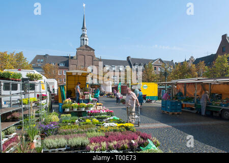 Deutschland, Nordrhein-Westfalen, Kreis Kleve, Goch, Blick über den Markt in die evangelische Kirche und das Rathaus. Stockfoto