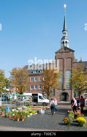 Deutschland, Nordrhein-Westfalen, Kreis Kleve, Goch, Blick über den Markt in die evangelische Kirche und das Rathaus. Stockfoto