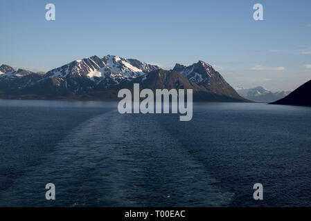Arnøya ist eine Insel in der nördlichen Provinz Troms Norwegen Fjorde und einige andere Inseln umgeben. Stockfoto