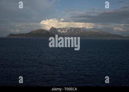 Arnøya ist eine Insel in der nördlichen Provinz Troms Norwegen Fjorde und einige andere Inseln umgeben. Stockfoto