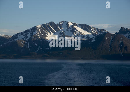 Arnøya ist eine Insel in der nördlichen Provinz Troms Norwegen Fjorde und einige andere Inseln umgeben. Stockfoto