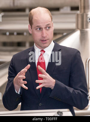 Der Herzog von Cambridge stellt eine Plakette während offiziell die neue Gehirne Brauerei in Cardiff öffnen, vor der Teilnahme an der Wales/Irland sechs Nationen übereinstimmen. Stockfoto