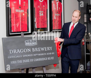 Der Herzog von Cambridge stellt eine Plakette während offiziell die neue Gehirne Brauerei in Cardiff öffnen, vor der Teilnahme an der Wales/Irland sechs Nationen übereinstimmen. Stockfoto