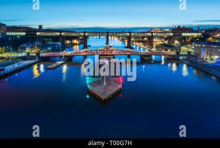 Fluss Tyne zwischen Newcastle Gateshead überspannt von der Swingbridge Brücke zeigen die Lichter der Stadt in der Nacht. Stockfoto