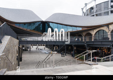 Menschen in die Kohle Tropfen Hof, einem renovierten Bereich der viktorianischen Gebäude in Geschäften, Restaurants und Freizeiteinrichtungen umgewandelt, Kings Cross, London Stockfoto