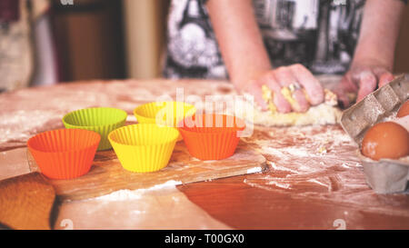 Kochen und Home Konzept - aus der Nähe von weiblichen Händen Teig kneten zu Hause. Soft Focus Stockfoto
