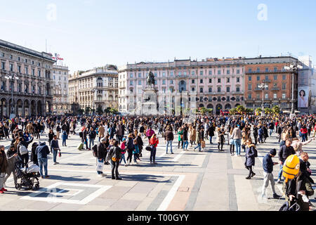 Mailand, Italien - 24. FEBRUAR 2019: viele Touristen auf der Piazza del Duomo (Domplatz) in Mailand Stadt in der Mittagszeit. Mailand ist die Hauptstadt der Lombardei, der Seco Stockfoto