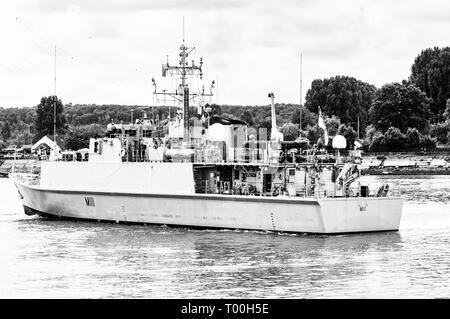 ROUEN, Frankreich - Juli ca. 2016. Ende der Armada. Navy Boot Marine Transport mit Mannschaft und Kapitän. Sehr wichtige internationale Festival exhib Stockfoto