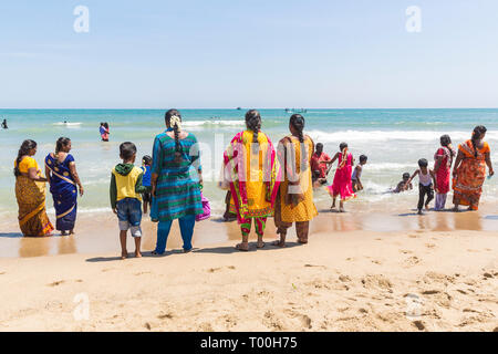 MASI MAGAM FESTIVAL, PUDUCHERY, PONDICHERY, Tamil Nadu, Indien - März 1, 2018. Unbekannten Indischen pilgern Frauen Männer Baden im Meer, auf Stockfoto