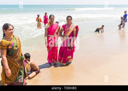 MASI MAGAM FESTIVAL, PUDUCHERY, PONDICHERY, Tamil Nadu, Indien - März 1, 2018. Unbekannten Indischen pilgern Frauen Männer Baden im Meer, auf Stockfoto