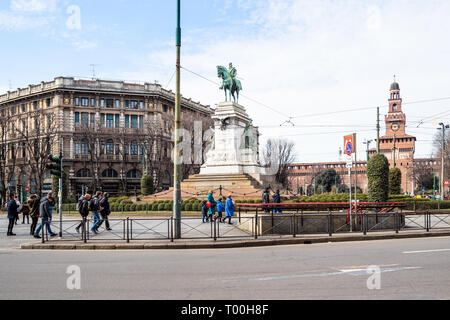 Mailand, Italien - 24. FEBRUAR 2019: Touristen auf Platz Largo Cairoli in der Nähe von Monument zu Giuseppe Garibaldi in Mailand Stadt. Die Statue wurde 1895 erstellt b Stockfoto