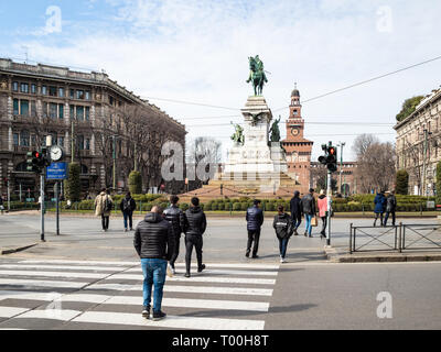 Mailand, Italien - 24. FEBRUAR 2019: Leute gehen Largo Cairoli mit Denkmal für Giuseppe Garibaldi in Mailand City Square. Die Statue wurde in 189 erstellt Stockfoto