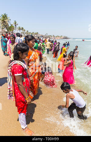 MASI MAGAM FESTIVAL, PUDUCHERY, PONDICHERY, Tamil Nadu, Indien - März 1, 2018. Unbekannten Indischen pilgern Frauen Männer Baden im Meer, auf Stockfoto