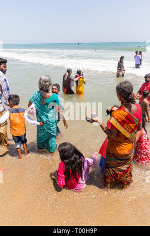 MASI MAGAM FESTIVAL, PUDUCHERY, PONDICHERY, Tamil Nadu, Indien - März 1, 2018. Unbekannten Indischen pilgern Frauen Männer Baden im Meer, auf Stockfoto