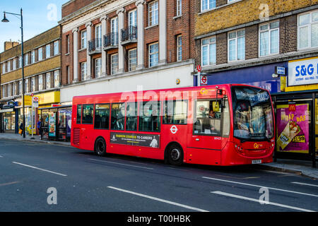 Forschergruppen Gruppe Enviro 200 MMC-Bus, Hohe Straße, Sidcup, Kent Stockfoto