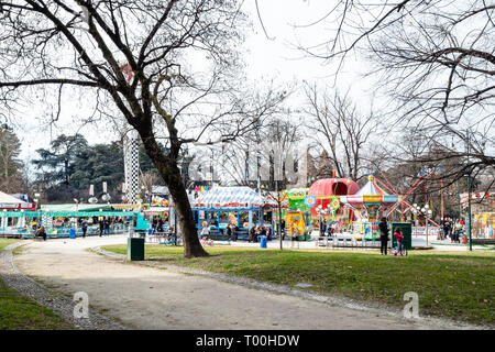 Mailand, Italien - Februar 24, 2019: Die Menschen in Vergnügungspark im Parco Sempione des Castello Sforzesco (Schloss Sforza) in Mailand. Das Castel wurde durch D Stockfoto